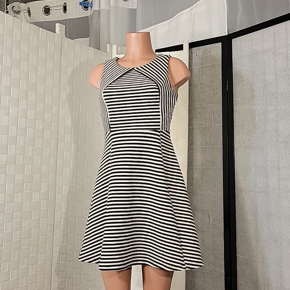 ATTENTION STRIPE SLEEVELESS ROUNDNECK MINI DRESS - Picture 9 of 12